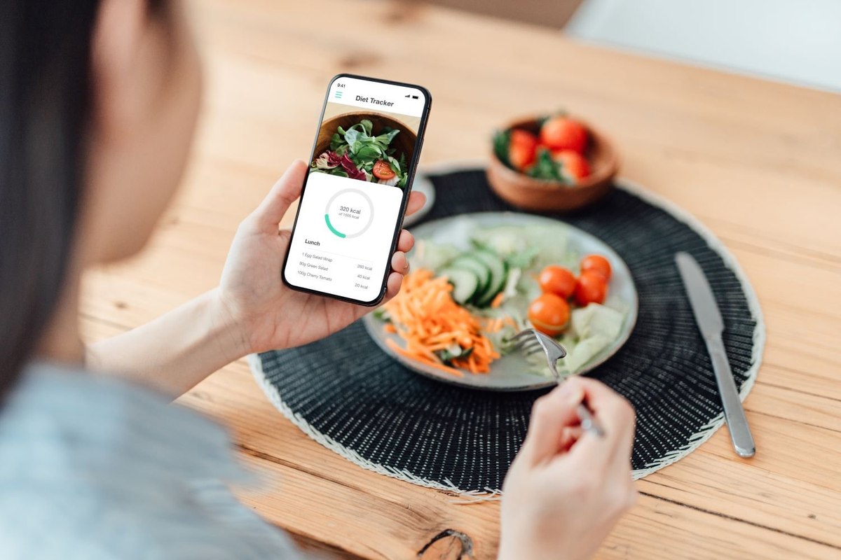 Custom meal plan with recipes vs diet tracking app — which approach works better for women's weight loss